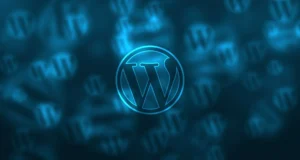 Faut-il utiliser WordPress en 2025 ? Logo WordPress sur fond bleu flou